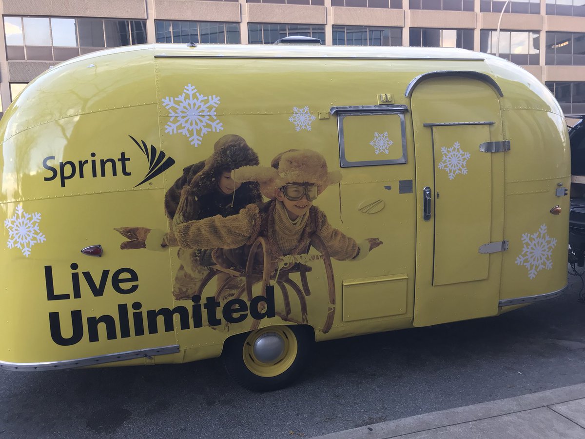 sprint_store300's tweet photo. Almost ready for #lightuplouisville #sprintmki @glenwflowers https://t.co/qbtBDNbAd1
