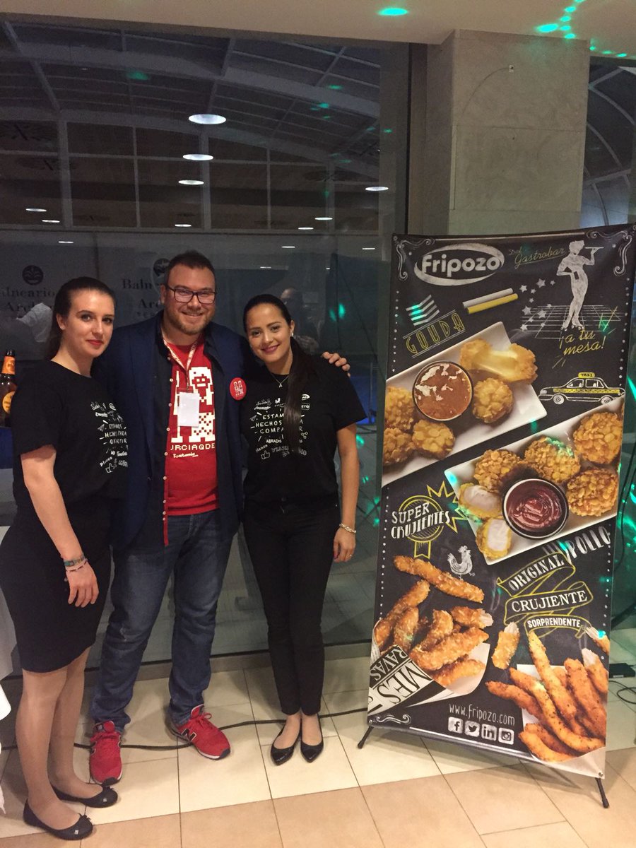 seomental's tweet photo. Degustando las delicias que nos ha traído @fripozo para enfilar la noche en el #MurciaQDE en el maravilloso @aguadearchena Gracias! https://t.co/j8I3u1l6Pm