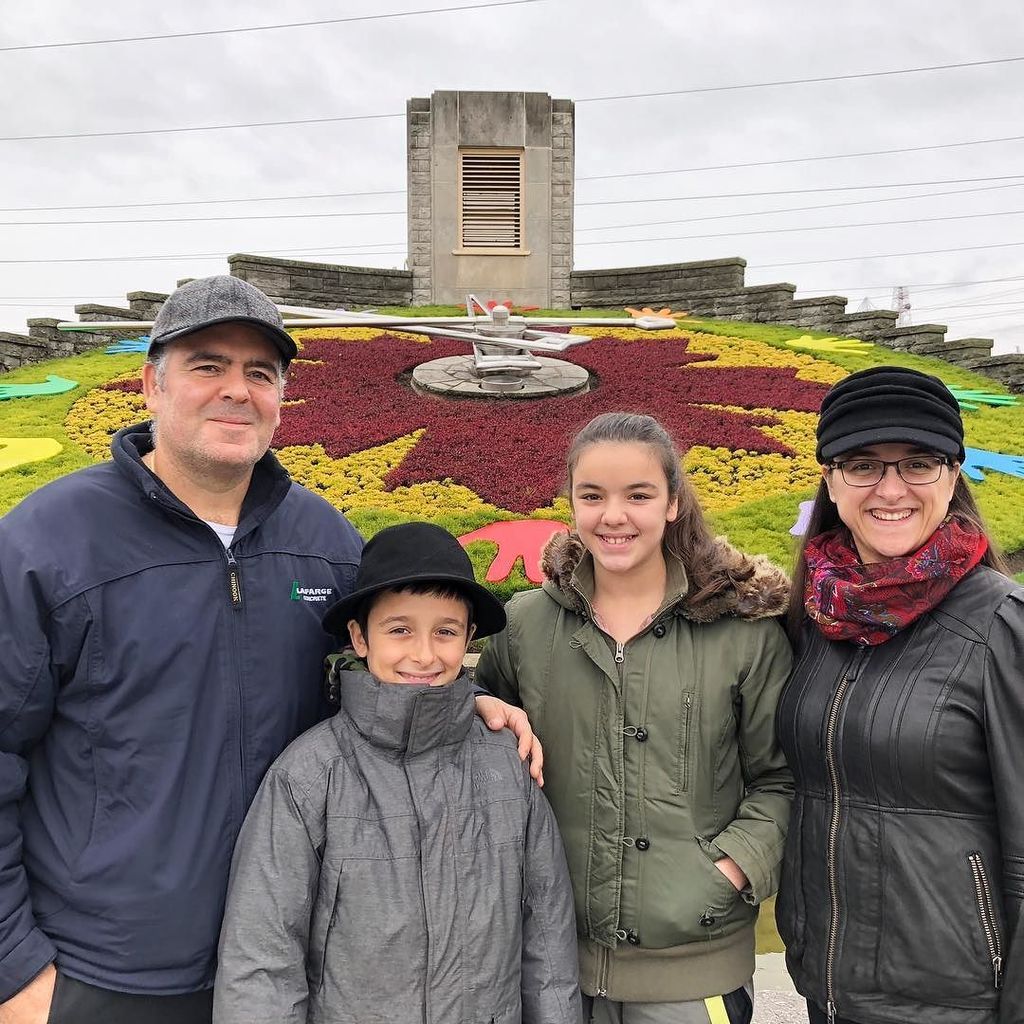 TeacherMomOfTwo's tweet photo. For my 1000th Instagram photo, I’m throwing it back to our #FordFall family getaway with this fabulous photo in front of the floral clock, just like the old times! Thanks @fordcanada!
#CataractCity #niagarafallscanada #niagarafallsontario #FloralClock #… https://t.co/lKBZN5SNTt https://t.co/matoNe7J8W