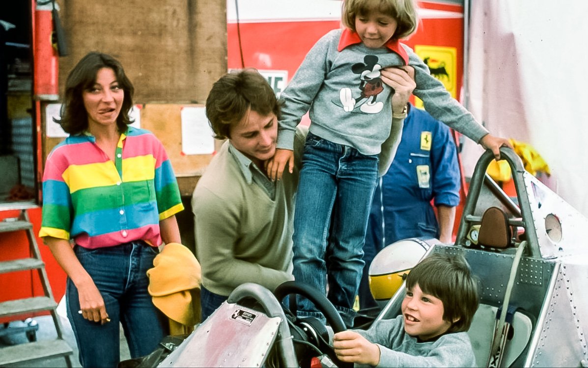 Stuart_Dent's tweet photo. Ever wondered what inspired Jacques Villeneuve's helmet livery? Check out his mother's top!  🌈

🇨🇦 #F1 https://t.co/VOA0izuO5z