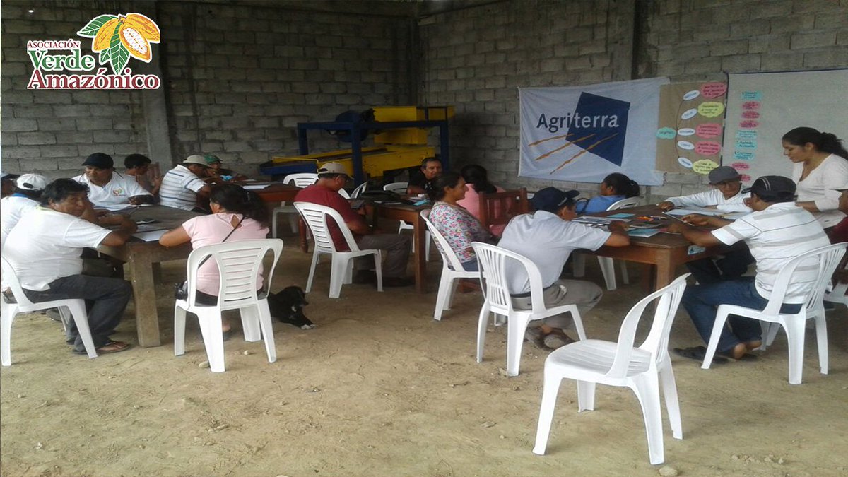 verdeamazonico's tweet photo. Hoy con los socios de la Cooperativa CPCACAO manejo de costos de finca. #socios #aprendencostosdefinca #verdeamazonico https://t.co/rl7isJsXh5