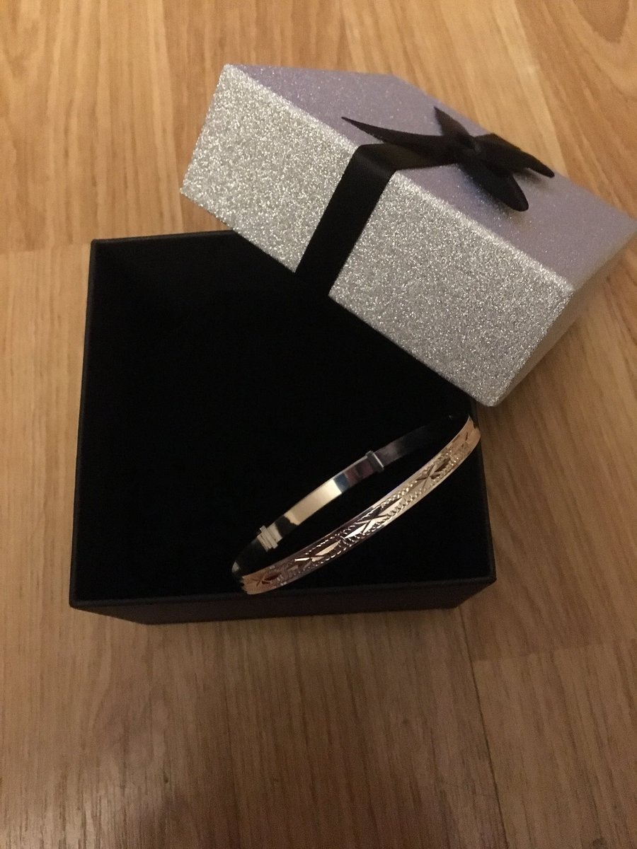 SENDhoops's tweet photo. Always a good feeling when leavers return to share their success stories with you... especially when they bring prezzies #teacherperks https://t.co/o00eZBv3NJ