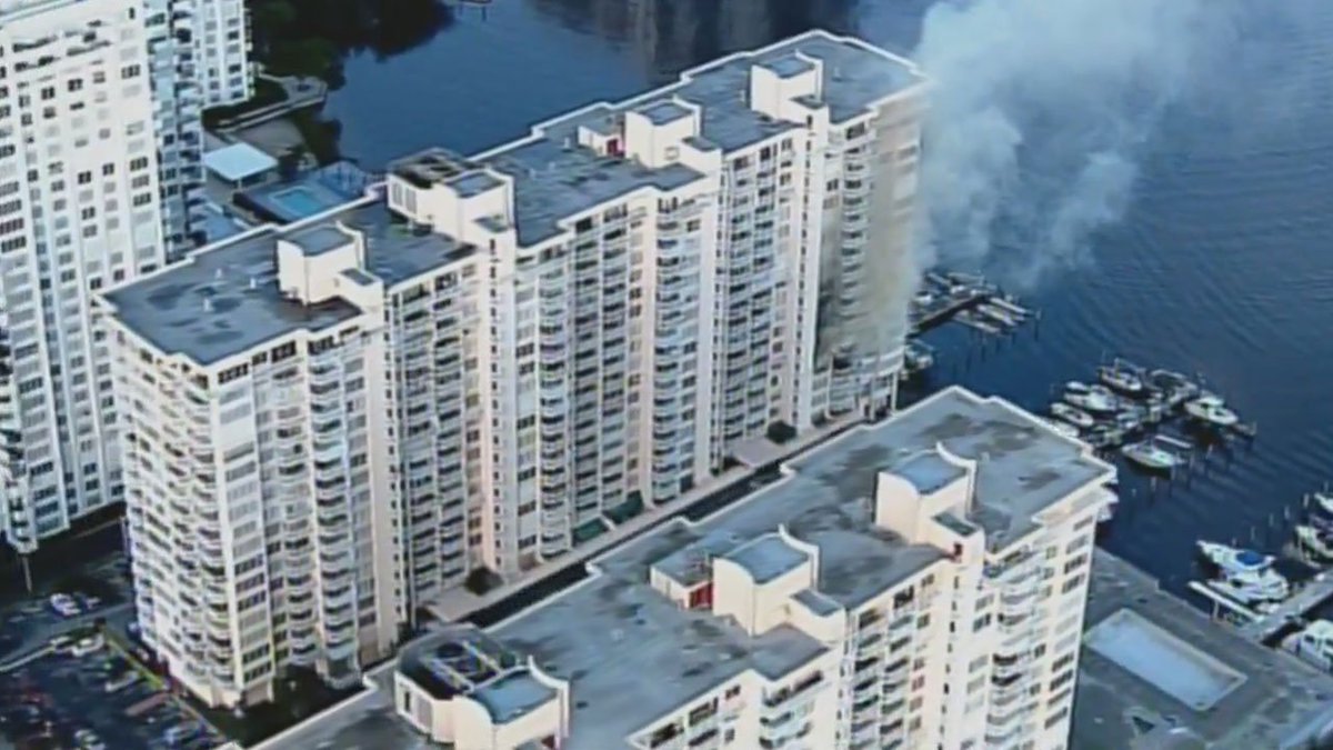 Firefighters work to extinguish apartment fire at Miami tower on Biscayne   bit.ly/2jUrM4z?utm_so… https://t.co/kem09hjww5