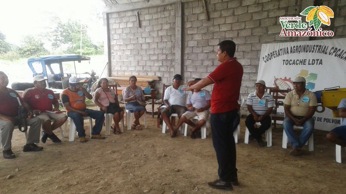 verdeamazonico's tweet photo. Hoy con los socios de la Cooperativa CPCACAO manejo de costos de finca. #socios #aprendencostosdefinca #verdeamazonico https://t.co/rl7isJsXh5