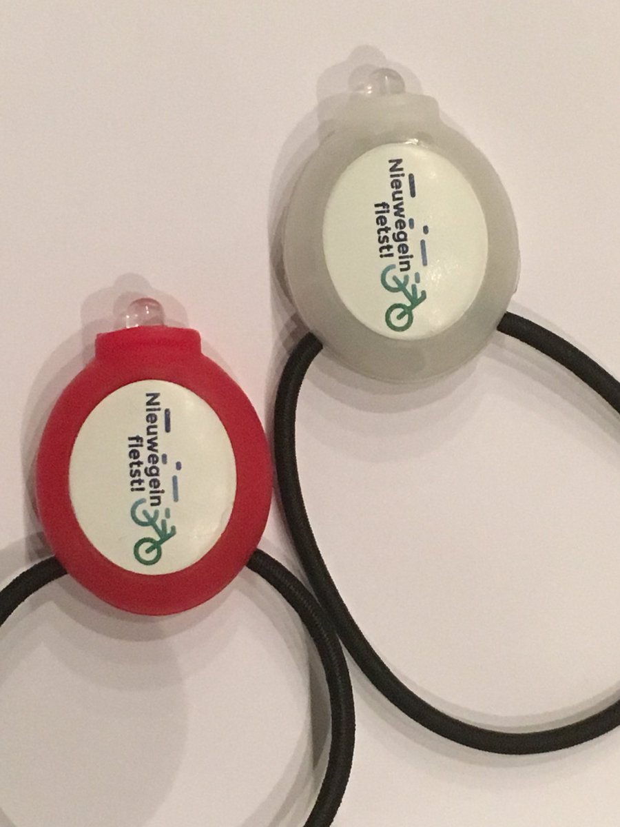 peter_snoeren's tweet photo. Nieuwegeinse toezichthouders complimenteren fietsers met verlichting met #nieuwegeinfietst lampjes @GoedopwegNL https://t.co/2KiSDP8zyg