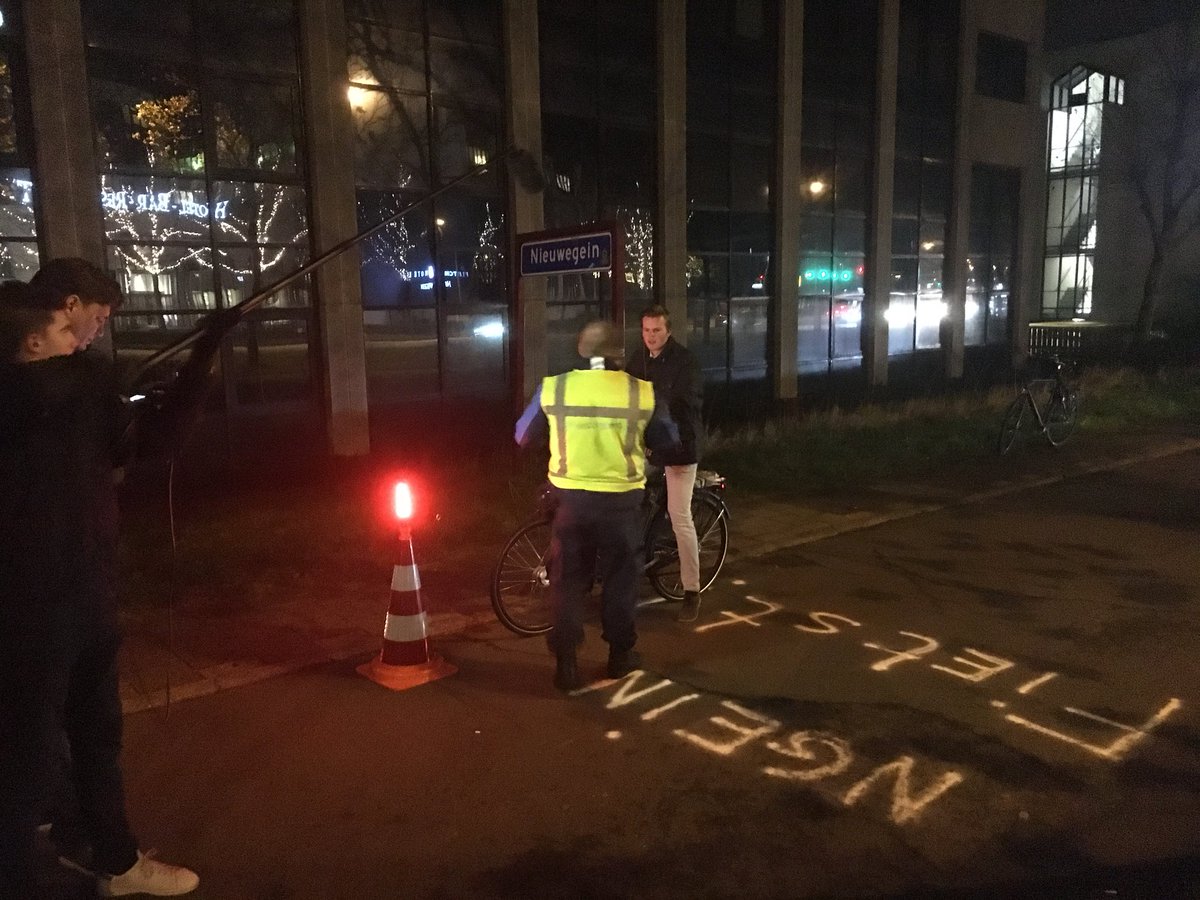 peter_snoeren's tweet photo. Nieuwegeinse toezichthouders complimenteren fietsers met verlichting met #nieuwegeinfietst lampjes @GoedopwegNL https://t.co/2KiSDP8zyg