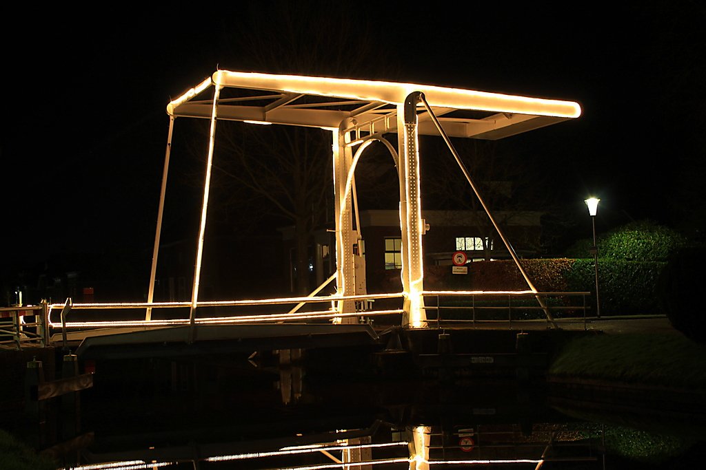meijer1970's tweet photo. Mooi verlichte bruggen in Veendam en Wildervank vanavond https://t.co/4wP5ALIhlN