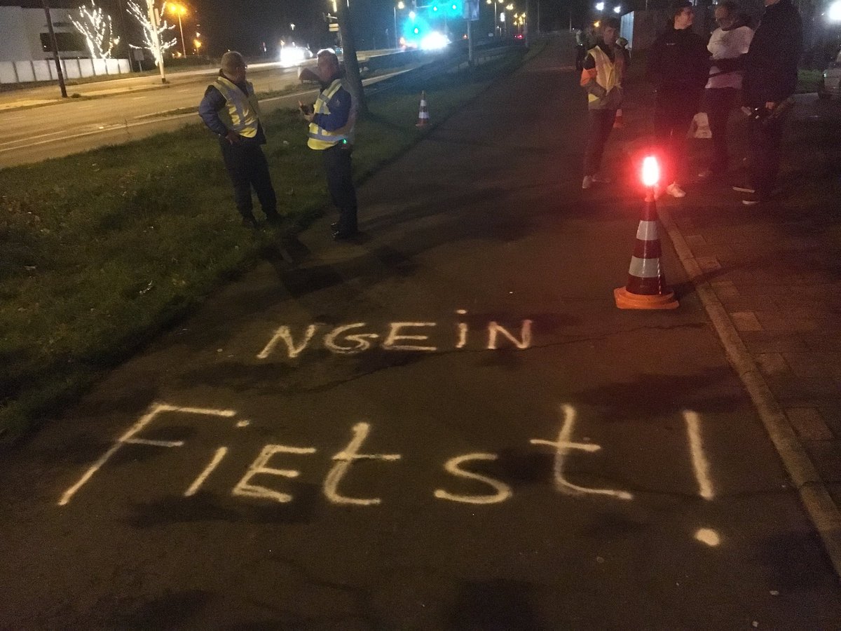 peter_snoeren's tweet photo. Zorg dat je gezien wordt, ook op de fiets. Gebruik de #NieuwegeinFietst!-lampjes en ga veilig en @GoedopwegNL https://t.co/J6ezUZMb57