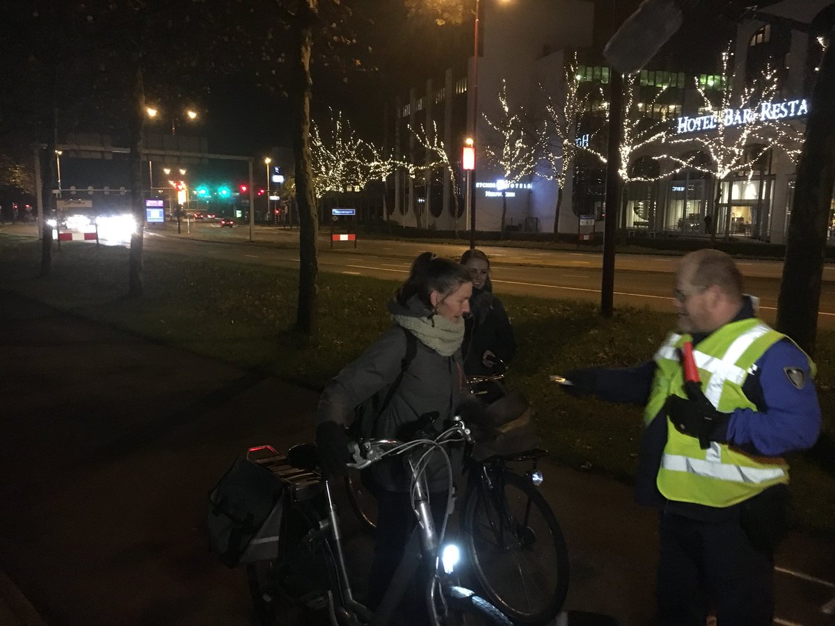 peter_snoeren's tweet photo. Zorg dat je gezien wordt, ook op de fiets. Gebruik de #NieuwegeinFietst!-lampjes en ga veilig en @GoedopwegNL https://t.co/J6ezUZMb57