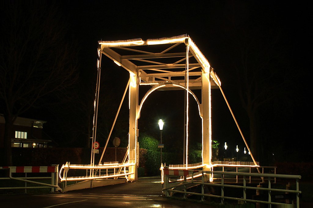meijer1970's tweet photo. Mooi verlichte bruggen in Veendam en Wildervank vanavond https://t.co/4wP5ALIhlN