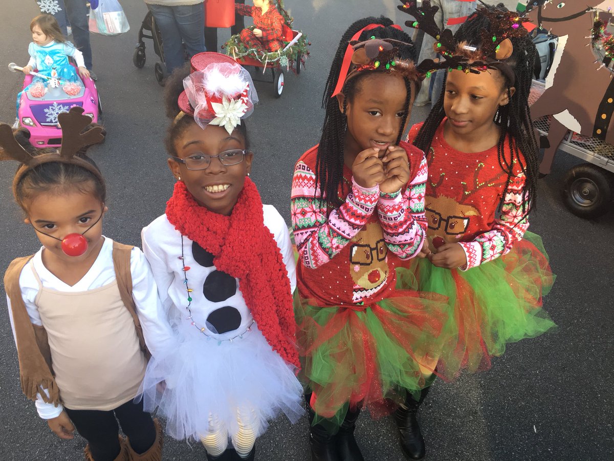 DowntownPcola's tweet photo. Whoβs ready for the #ElfParade in #downtownPensacola? @pnswinterfest π
πΌ https://t.co/9ePcCfiZBm