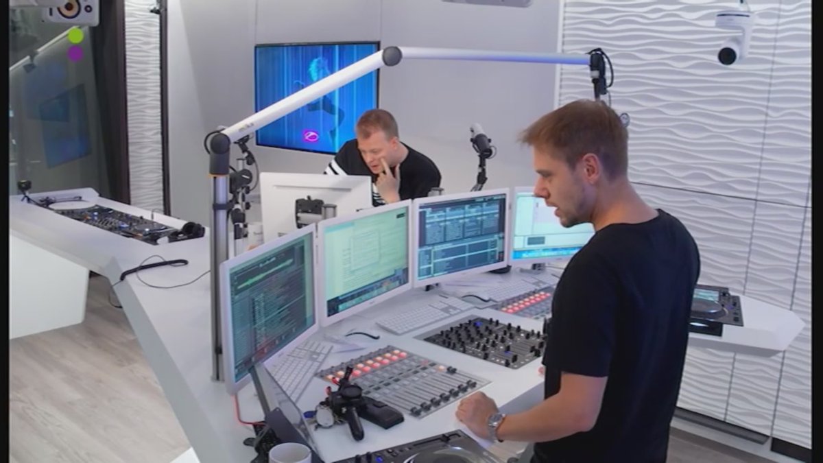 sonjamulder's tweet image. Thank God it’s Friday !! Eindelijk weer een nieuwe aflevering van @asot met @arminvanbuuren en @rubenderonde op @538 #TV538 #ASOT841