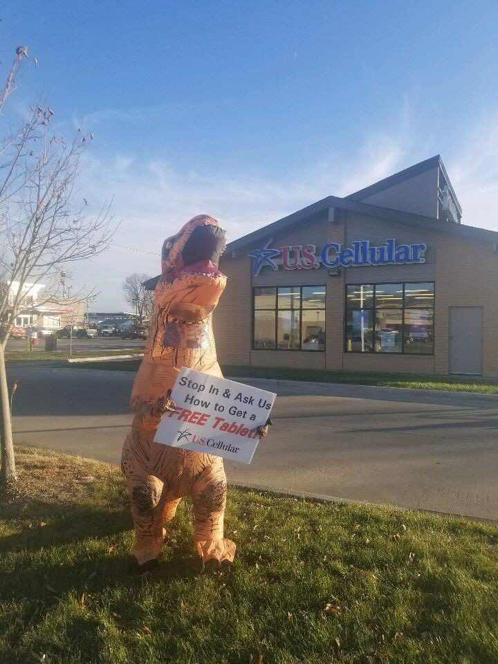 DougEcklund's tweet image. This happened today at East University! Love this crew! #corevalue4 is Have Fun! #uscellular