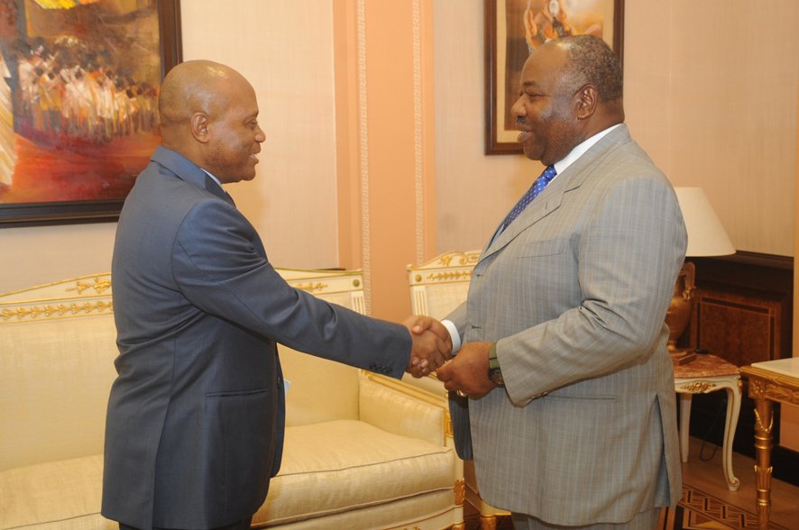 Smndong's tweet photo. Libreville, le 23/11/2017 – @PresidentABO a reçu en audience Monsieur Tomas Mecheba Fernandez Galilea, envoyé spécial et porteur d’un message écrit du Président de la République de la Guinée-Equatoriale, Son Excellence Obiang Nguema
Mbasogo. #Gabon #MonTypoAli https://t.co/nm9QQcXGUj