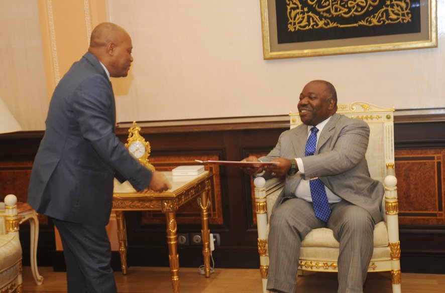 Smndong's tweet photo. Libreville, le 23/11/2017 – @PresidentABO a reçu en audience Monsieur Tomas Mecheba Fernandez Galilea, envoyé spécial et porteur d’un message écrit du Président de la République de la Guinée-Equatoriale, Son Excellence Obiang Nguema
Mbasogo. #Gabon #MonTypoAli https://t.co/nm9QQcXGUj