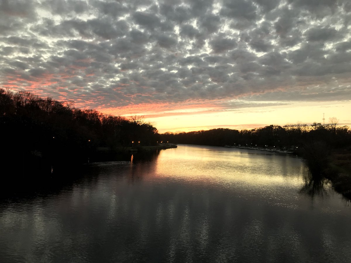 ImaBeerHound's tweet photo. Itβs a nice night for a cruise on #MichiganPrincess while sipping on some craft brews and ciders! @MichiganGonzo @517Living @GreaterLansing @WLNS @MLive https://t.co/9kdYlC6sAW