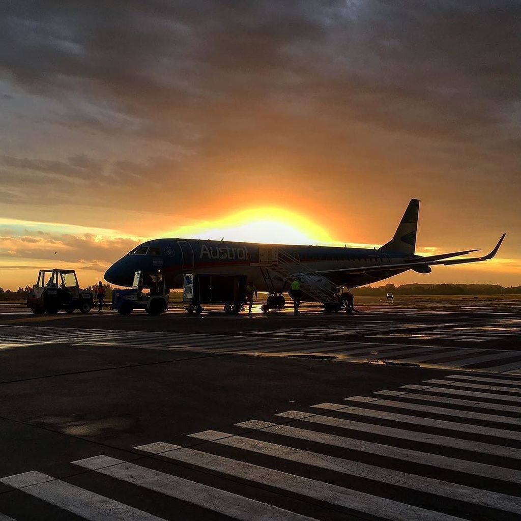 ferchoarriola's tweet photo. Contraluz... #Embraer #E190 #EJets #EmbraerLovers #AustralLineasAereas #SAAR #ROS #Rosario #AvGeeks #PlanePorn #InstPlane #InstaPic #Atardecer #Sunset #Instagrammers #Igers #iPhone6s https://t.co/eeUg7yTB2f https://t.co/wdZKSsiGey