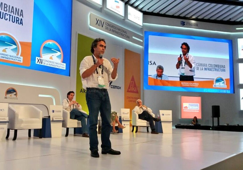 compromisociu's tweet photo. "La polarización es desconexión. Hace que nos relacionemos desde la agresión en #Colombia. Nuestro reto es cambiar de camino, conectarnos desde la decencia" @sergio_fajardo.#14CongresoInfra https://t.co/0tblQmEr1u