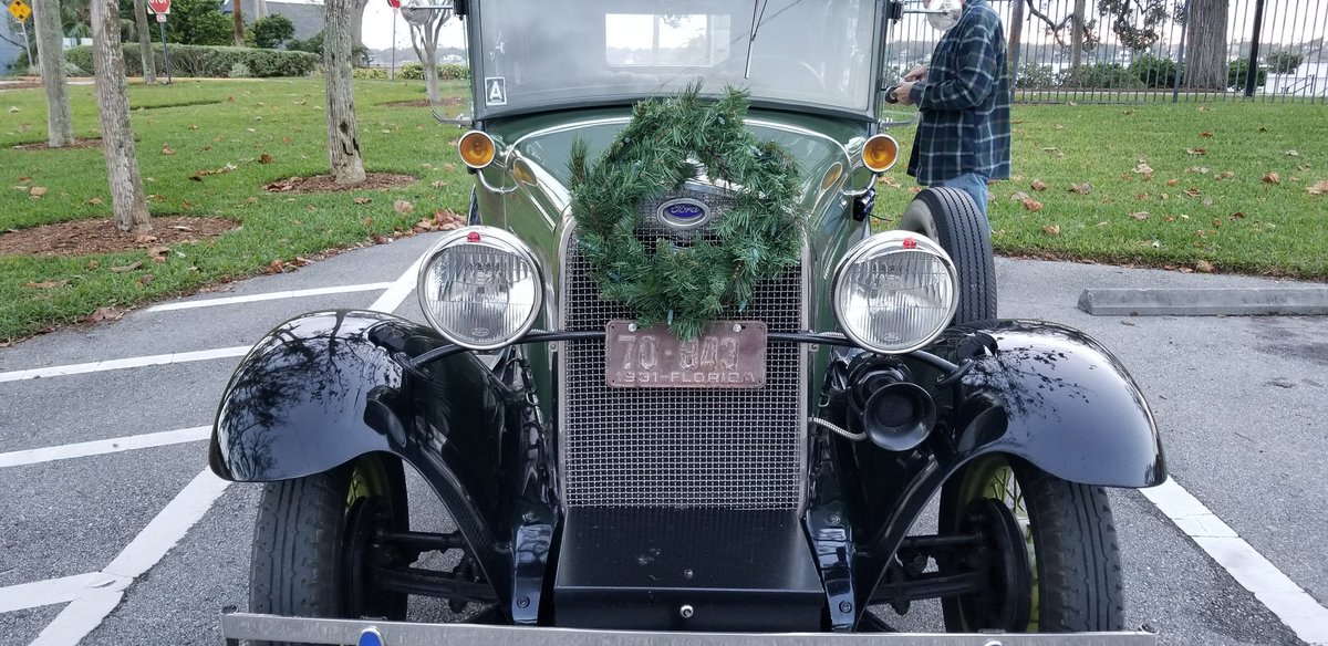 godwinkelly's tweet photo. Cool kids getting ready for #gaslightparade in Ormond Beach. Starts at 7. Get down here! https://t.co/U6W5BTIW15