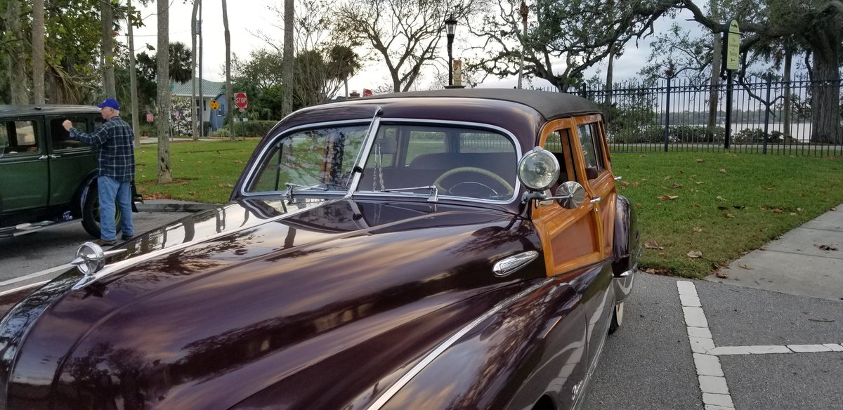 godwinkelly's tweet photo. Cool kids getting ready for #gaslightparade in Ormond Beach. Starts at 7. Get down here! https://t.co/U6W5BTIW15