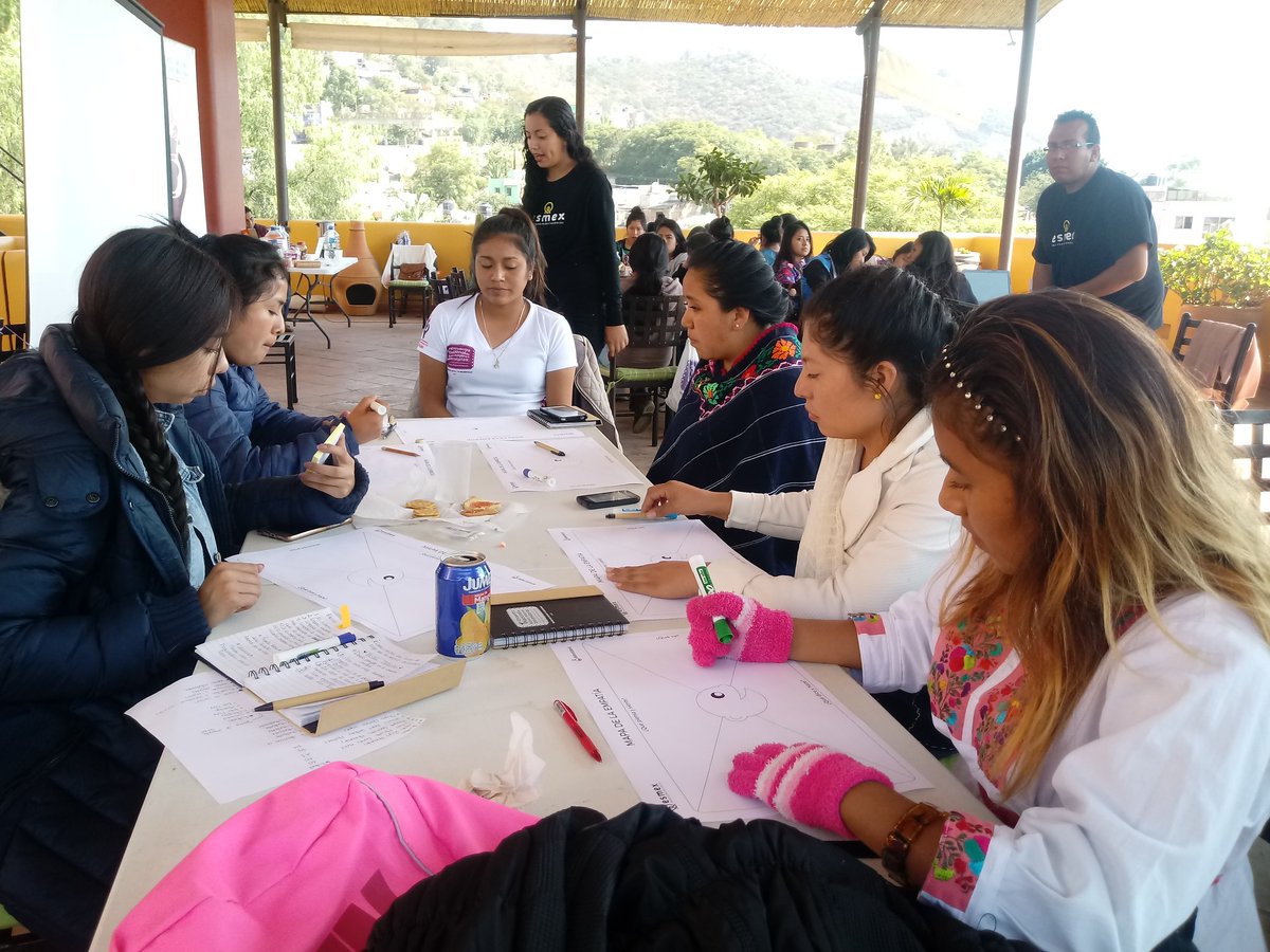 CMujerLider's tweet photo. Becarias del #EMI2017 desarrollan sus iniciativas de emprendimiento a través de la metodología #DesignThinking. Taller impartido por @ESMEXoficial https://t.co/5yPpNHr17f