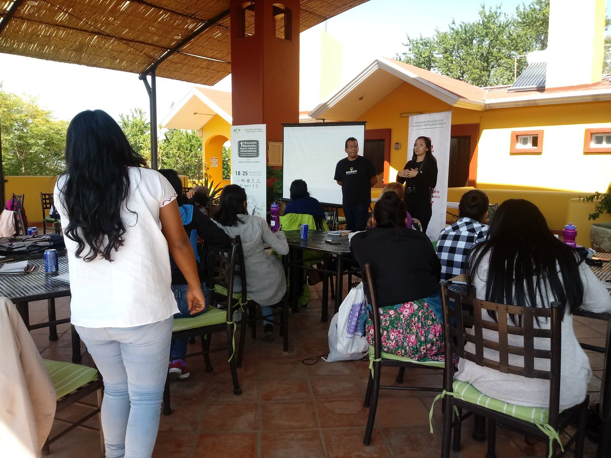 CMujerLider's tweet photo. Becarias del #EMI2017 desarrollan sus iniciativas de emprendimiento a través de la metodología #DesignThinking. Taller impartido por @ESMEXoficial https://t.co/5yPpNHr17f