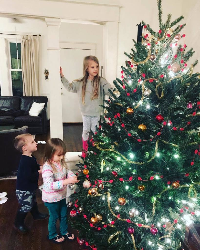 pac1230's tweet photo. Tree decor time! 🎄 https://t.co/RjPdLiAAm6 https://t.co/Sb4YrXzEmb