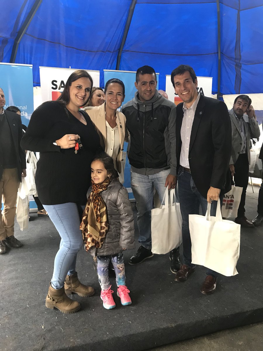 ivankerr's tweet photo. La alegría y la felicidad de cada familia que cumple el sueño de la casa propia es también nuestra 🏡 @anitalmartinez #Rosario #ViviendaNación https://t.co/SYWRoV5oTI