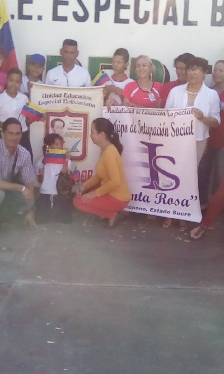 EISSANTAROSA's tweet photo. Desfile en conjunto con la U.E.E.B. "Libertador", en el Bicentenario de la 8va Estrella de nuestra Bandera Nacional. Circuito Nº 17. https://t.co/qbiCfkf37I