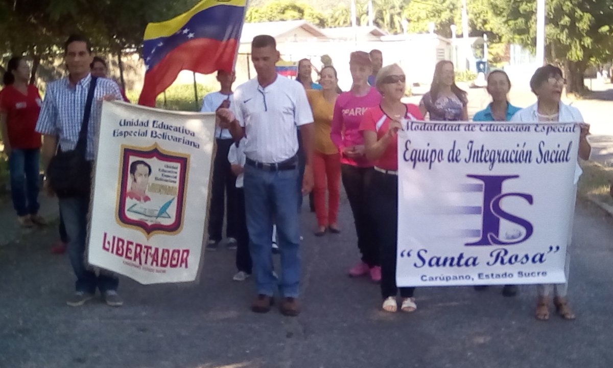 EISSANTAROSA's tweet photo. Desfile en conjunto con la U.E.E.B. "Libertador", en el Bicentenario de la 8va Estrella de nuestra Bandera Nacional. Circuito Nº 17. https://t.co/qbiCfkf37I
