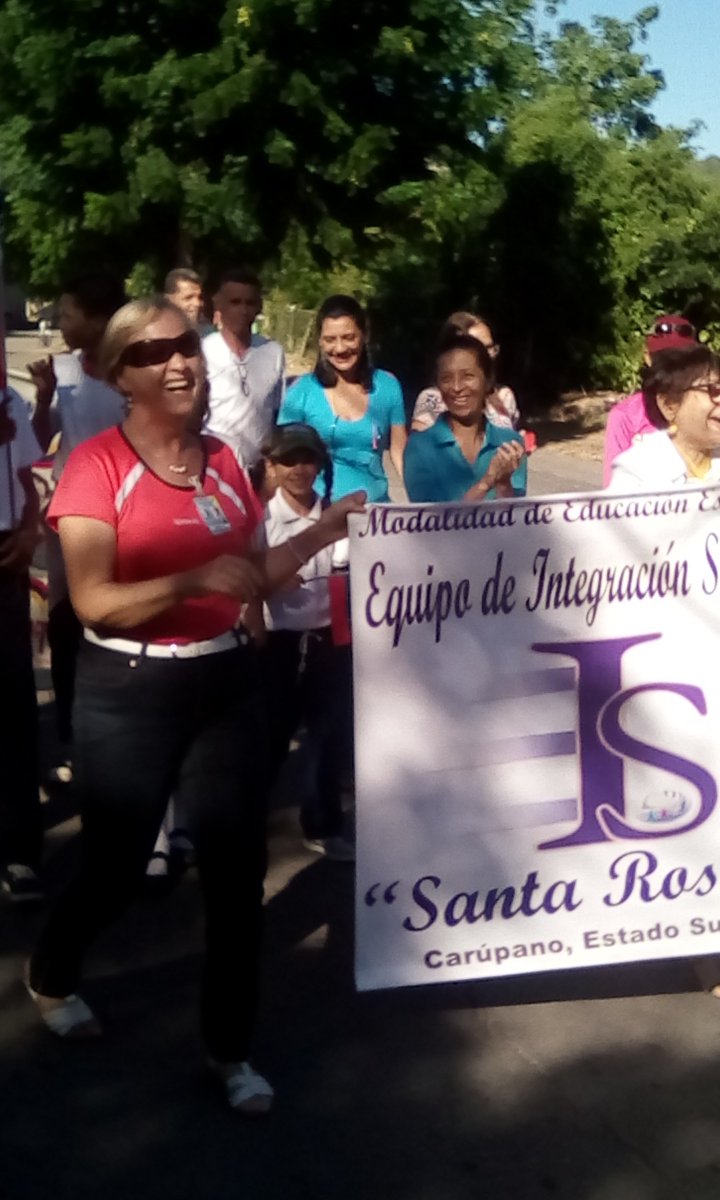 EISSANTAROSA's tweet photo. Desfile en conjunto con la U.E.E.B. "Libertador", en el Bicentenario de la 8va Estrella de nuestra Bandera Nacional. Circuito Nº 17. https://t.co/qbiCfkf37I