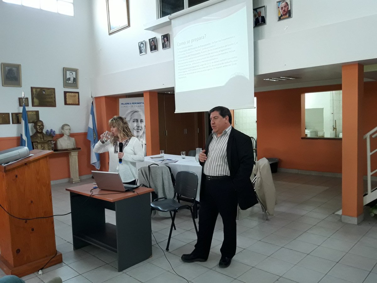 pjcomriv's tweet photo. ✌ATENEOEVAPERON en estos momentos los compañeros Ernesto Panizo y Rita Cardenas presentando el presupuesto municipal 2018 en el @pjcomriv ✌ https://t.co/iW8Xo7Mn2w