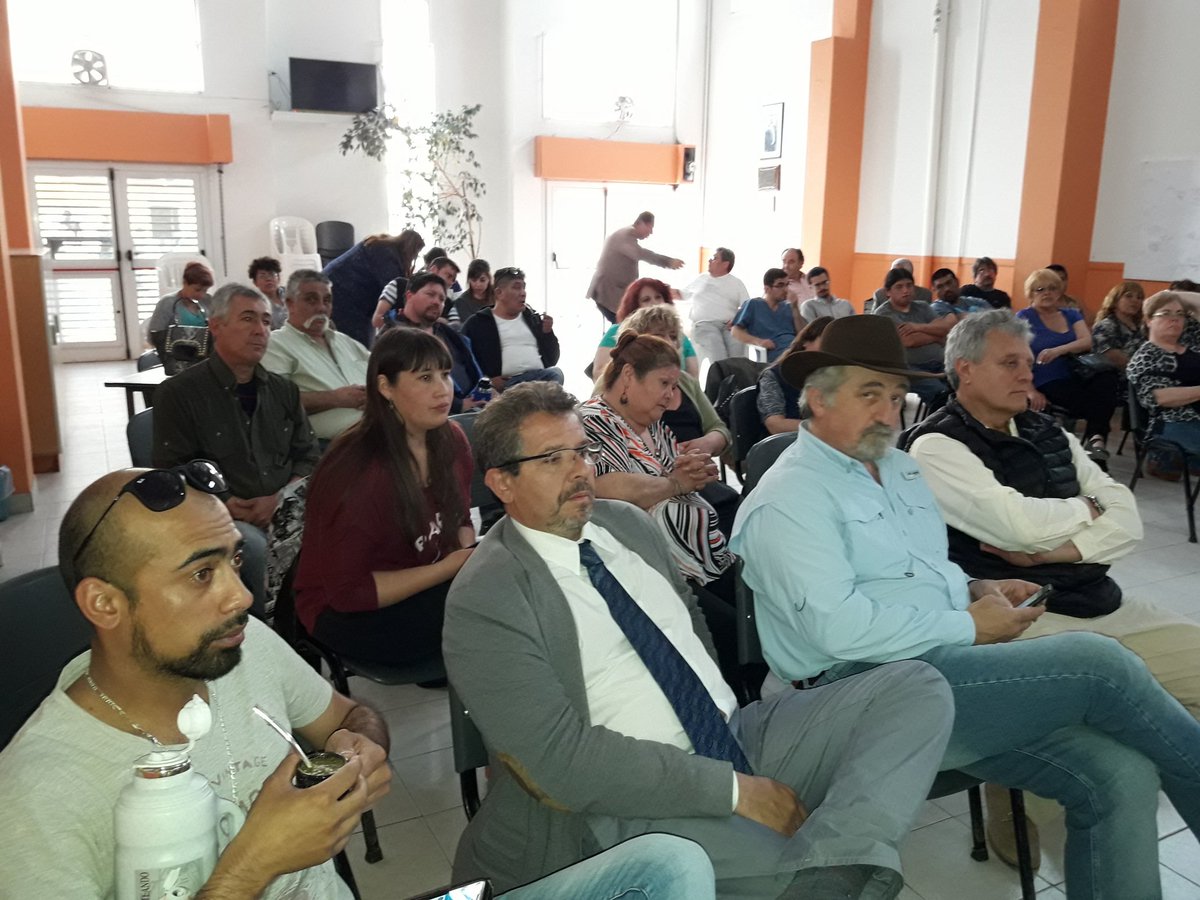 pjcomriv's tweet photo. ✌ATENEOEVAPERON en estos momentos los compañeros Ernesto Panizo y Rita Cardenas presentando el presupuesto municipal 2018 en el @pjcomriv ✌ https://t.co/iW8Xo7Mn2w