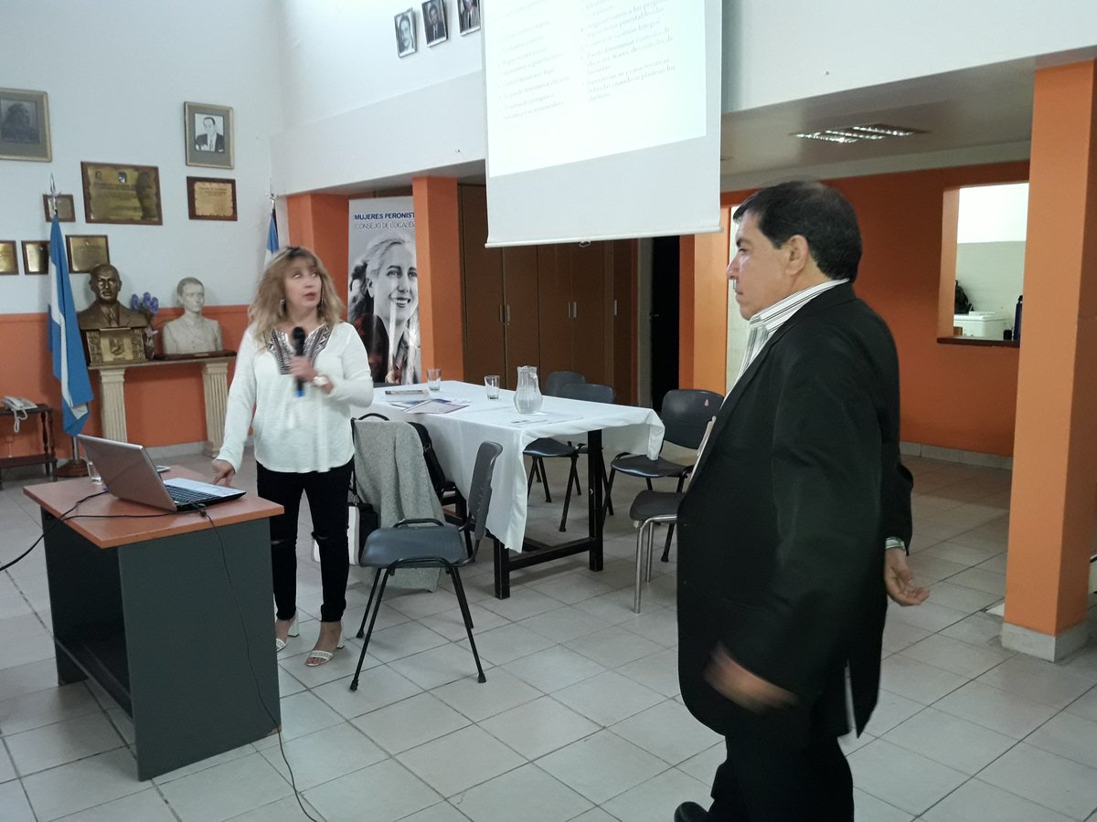 pjcomriv's tweet photo. ✌ATENEOEVAPERON en estos momentos los compañeros Ernesto Panizo y Rita Cardenas presentando el presupuesto municipal 2018 en el @pjcomriv ✌ https://t.co/iW8Xo7Mn2w