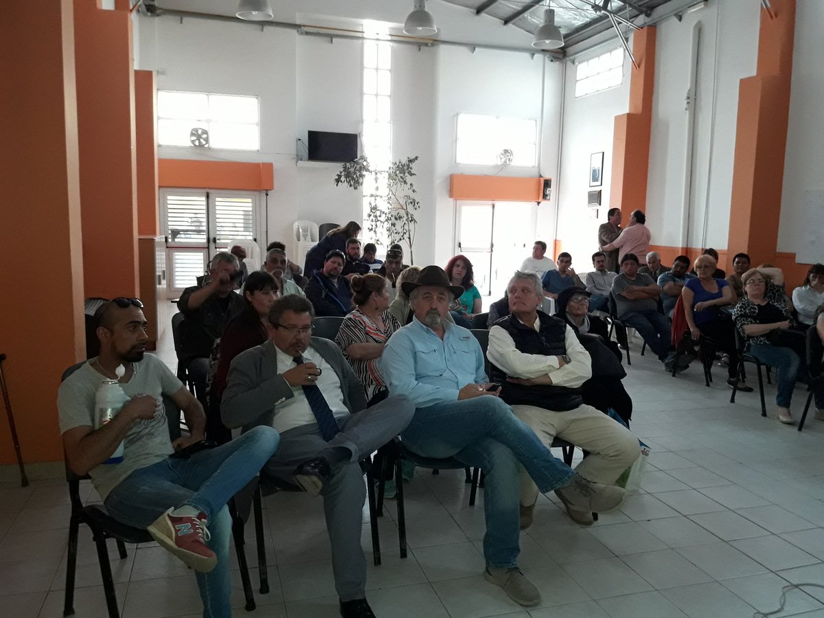 pjcomriv's tweet photo. ✌ATENEOEVAPERON en estos momentos los compañeros Ernesto Panizo y Rita Cardenas presentando el presupuesto municipal 2018 en el @pjcomriv ✌ https://t.co/iW8Xo7Mn2w