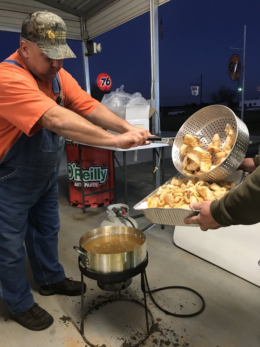 PRNAtTheTrack's tweet photo. “Round-man” Billy cookin up his special pork skins for the refreshment stands @swainsbororrace #ComeGetUSomeOfThis #Turkey100 https://t.co/yN5UeYAnxo