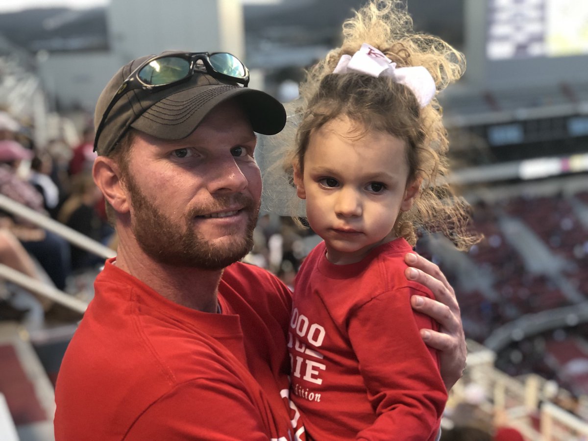 TheBigRedHog's tweet photo. #Razorbaby at her very first @RazorbackFB game! #WPS https://t.co/tD2Zt8OWU7