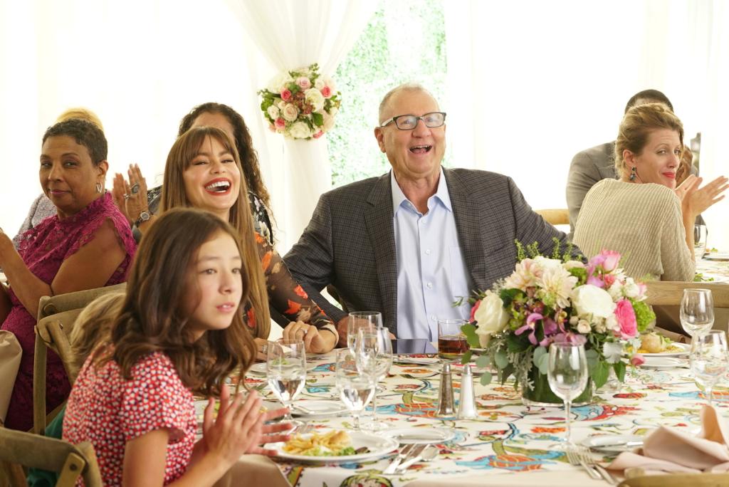 iTunes's tweet photo. With which #ModernFamily would you prefer to spend #Thanksgiving?
RT for the Pritchetts.
Heart for the Dunphys.
Catch up with specially priced seasons now. (US)
https://t.co/Bg32iyJVPq https://t.co/bvRwzlk1Ml