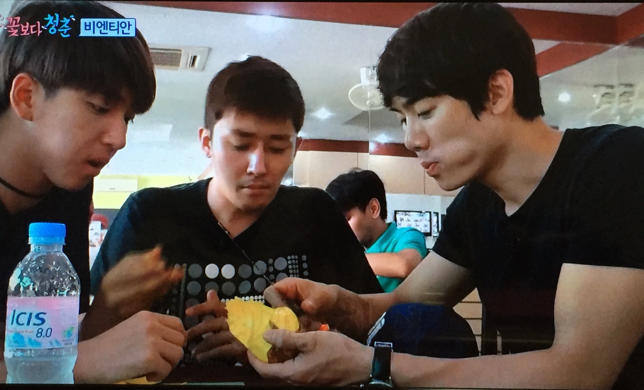 O Xrhsths サラン Sto Twitter 花より青春ラオス編 まだ1話だけだけどやっぱり面白い ヨンソクくんがめちゃ頼りになって 大人で 素敵すぎる ファンに神対応なのは有名だけど チングにもこんなに神対応なんて そしてバロくんが良い子で可愛い 花より