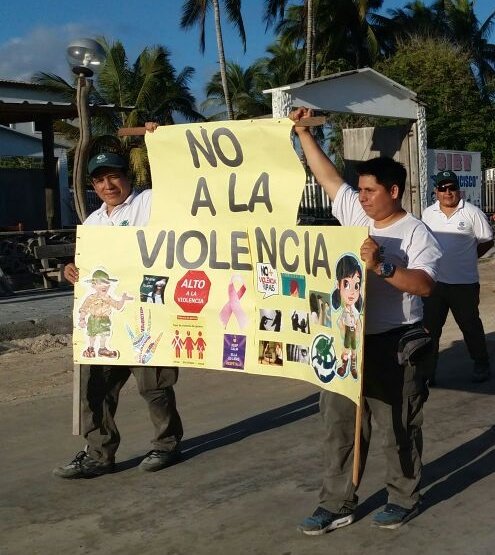 parquegalapagos's tweet photo. .@parquegalapagos marcha por la NO VIOLENCIA. 
No cuidar hoy los recursos naturales es violentar a las futuras generaciones. https://t.co/NhJgshoEkV
