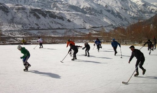 soccergeniusca's tweet photo. In Newfoundland, the Atlantic Ocean sometimes freezes…so people play hockey on it! #funfactfriday #sports #hockey #sportsfacts https://t.co/jMONuDodpn