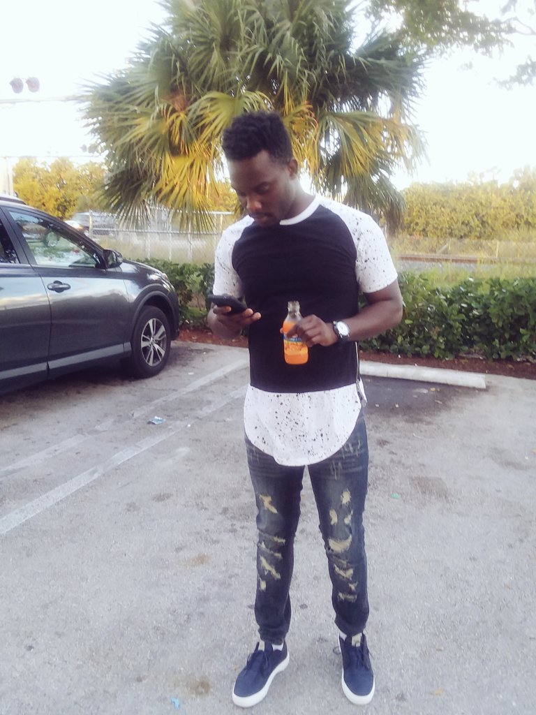 PetitKerveau's tweet photo. #TNL Ti Neg Leogane
   Bay respect ak moun ki baw respect https://t.co/P7hwLvFB0M