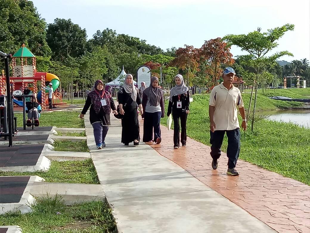 COP_2x17's tweet photo. Lect pun join Green Walkathon pagi tadi 😎 https://t.co/D6HQThzJah