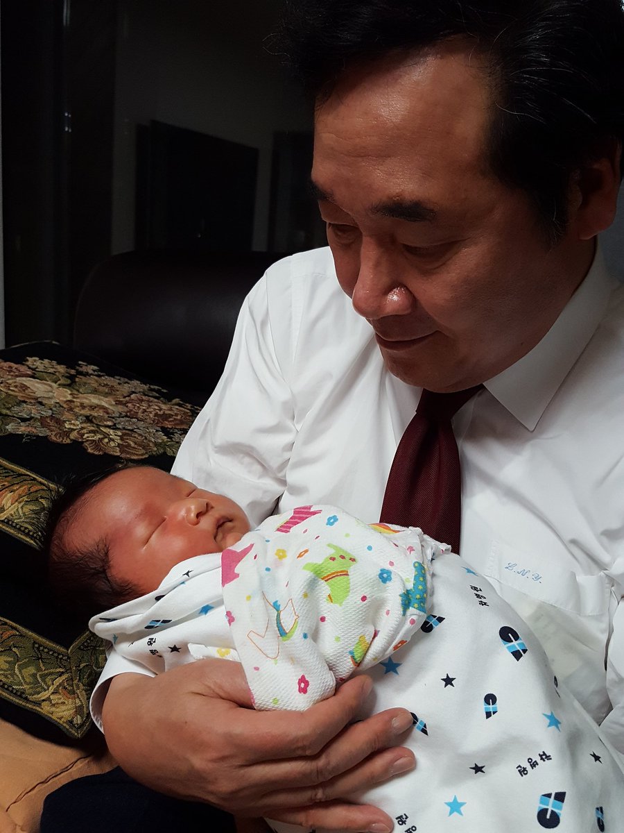 nylee21's tweet image. 생후 21일째 손자. 어제 처음 안았습니다. 원래 출산예정일은 16일. 그러나 너무 커져 4일 4.4kg으로 태어났습니다.