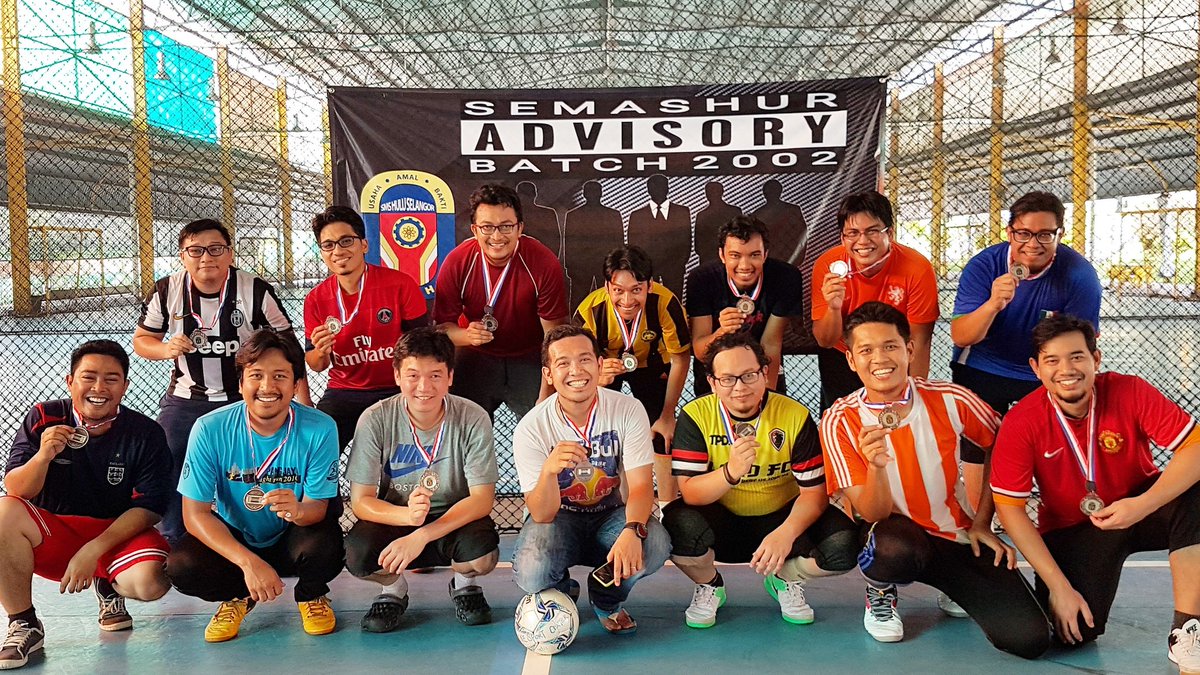 NajwanHalimi's tweet photo. Pagi ini futsal bersama kawan-kawan #Semashur. Himbau kenangan dan kenakalan zaman sekolah. Kami pelajar batch pertama -- SPM 2002. https://t.co/ue7tFRUhd3