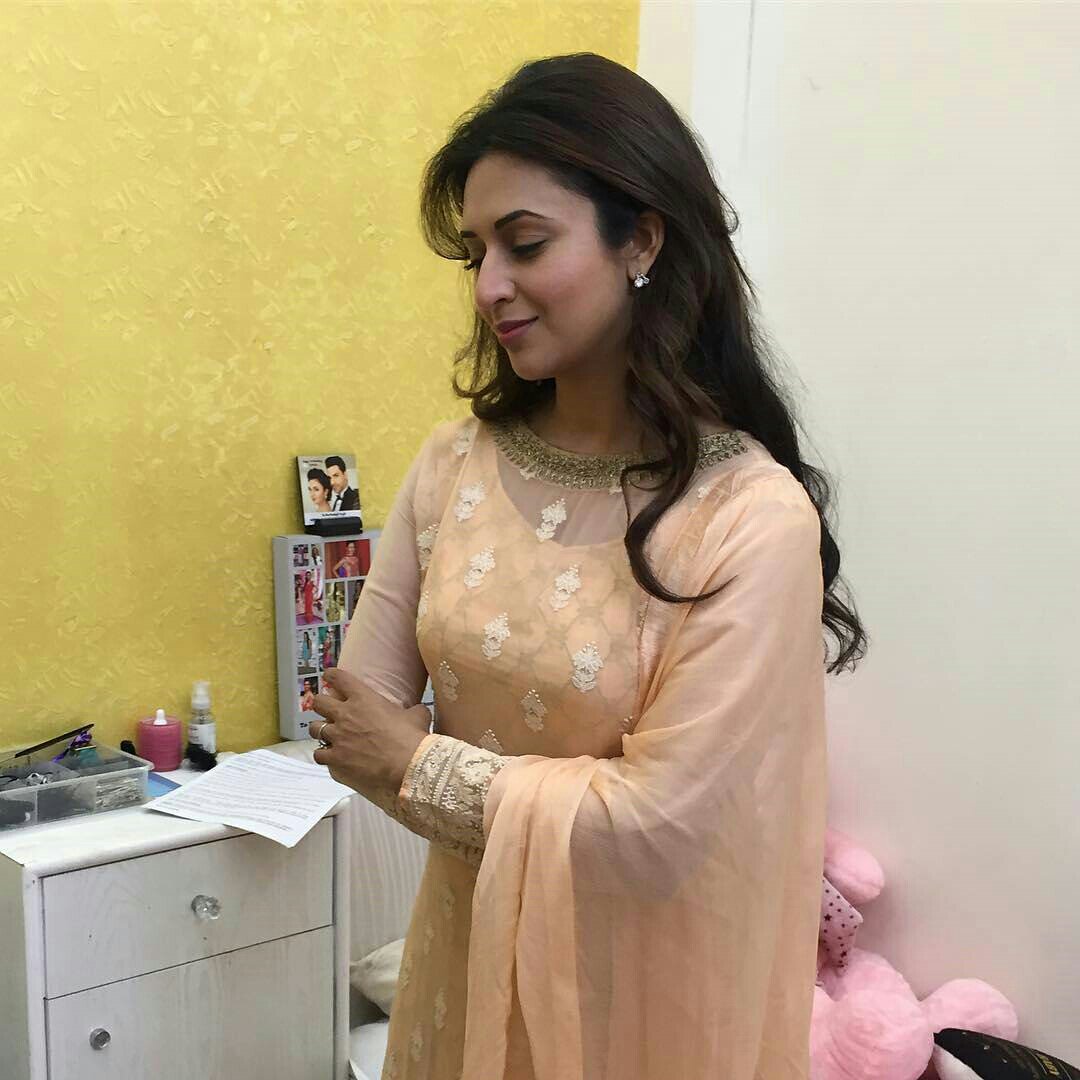 katrapallyanagh's tweet photo. Good morning all @Divyanka_T #beautifulangel #ontheworld #divu #fromset 😘❤😍😍❤😘 https://t.co/WDmF3kTqGy