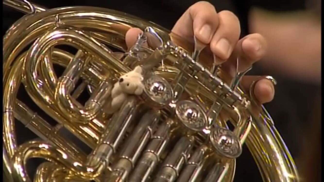 笠間芙美 ホルン奏者 音楽講師 フィンランド放送響の元首席奏者のホルン 可愛いの付けてるねって聞いたら いつもクマに見られてるのが良いんだって言ってた コンサート映像で抜かれてる T Co jpksqnav Twitter