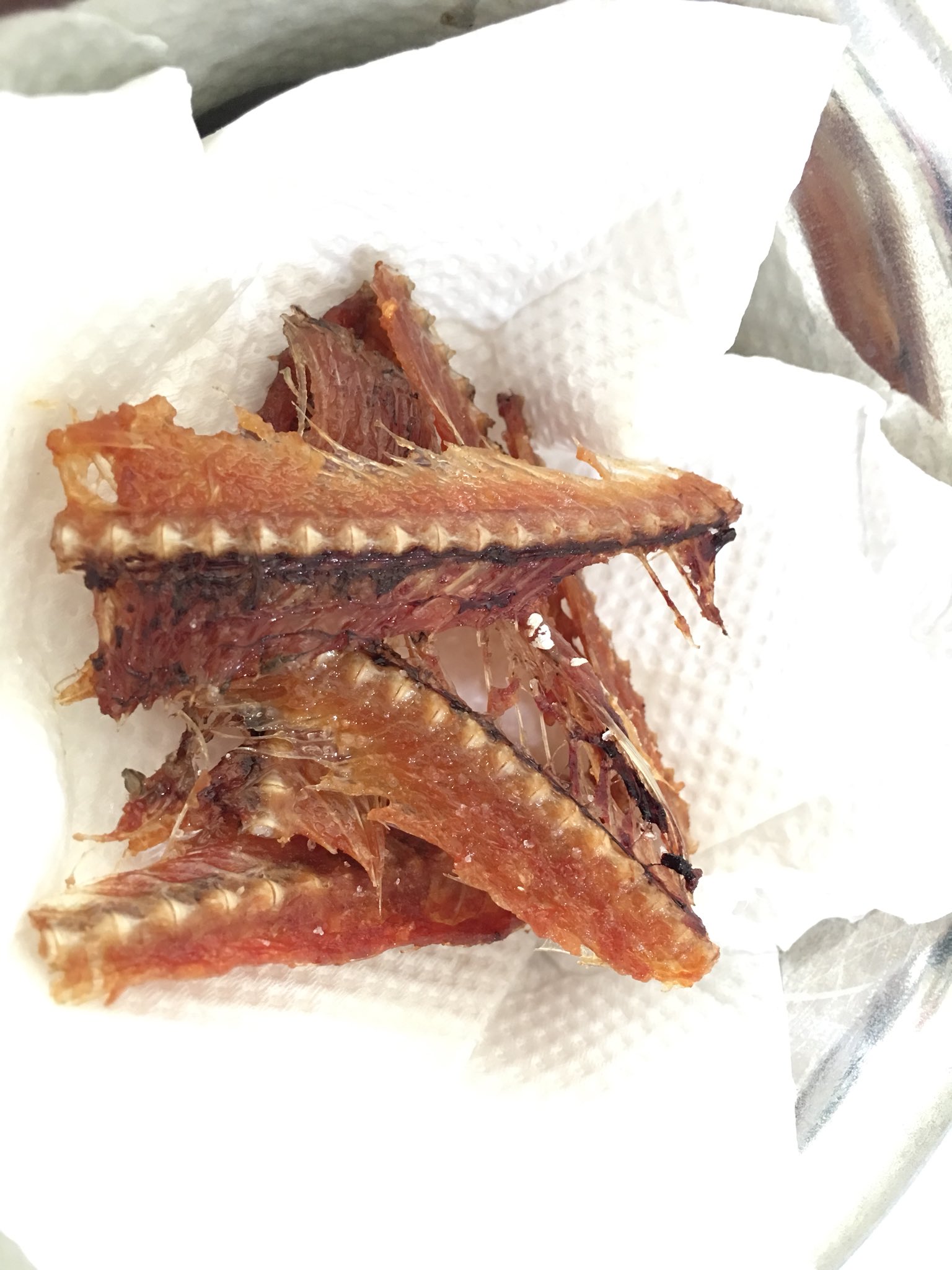 こげセン ねずみと料理 秋刀魚のみりん干しを作る過程で中骨を取ったので 油で揚げて骨せんべいを作った バリバリで美味い T Co Wg6du2r15g Twitter