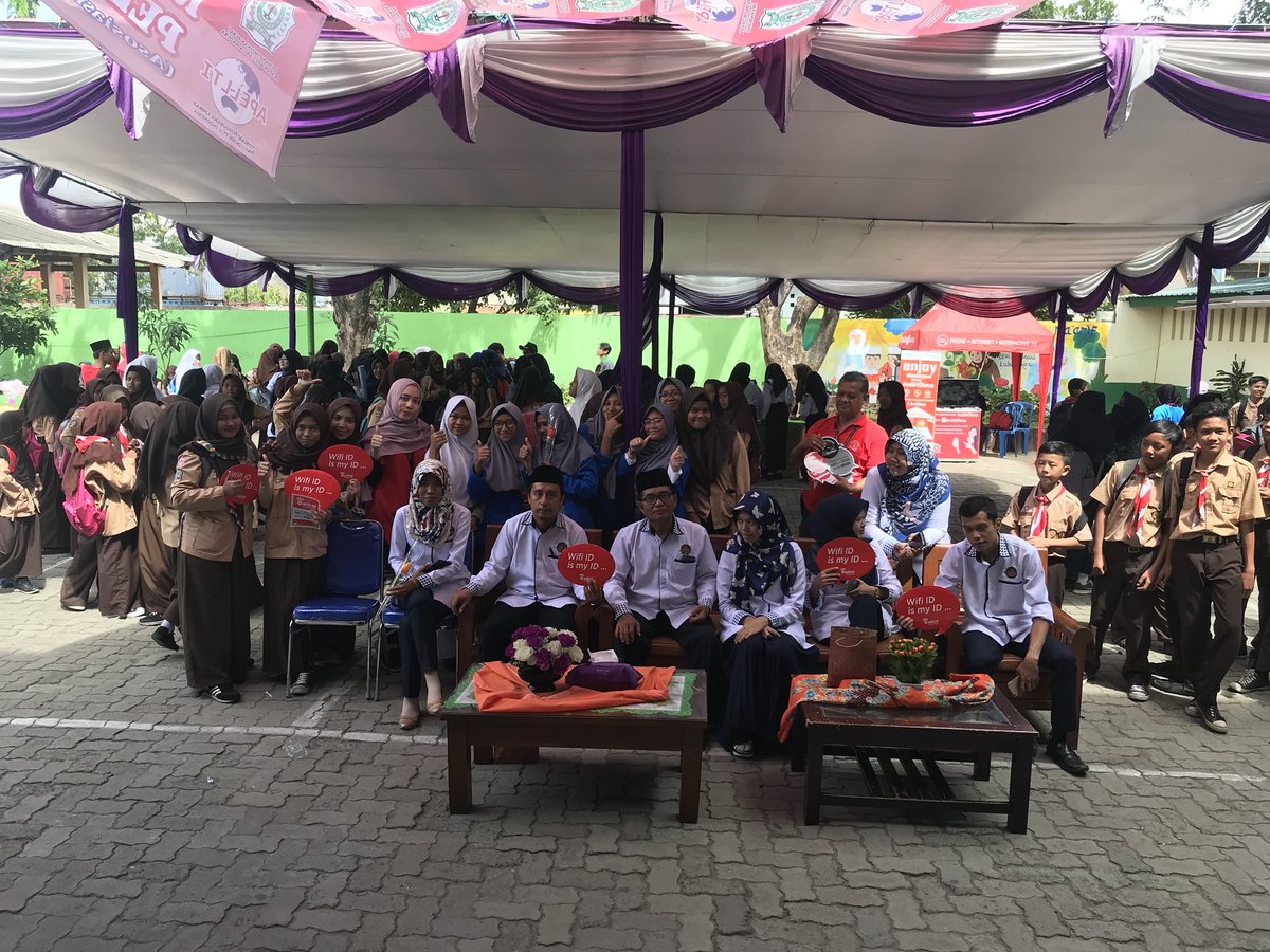 Ciafaraa's tweet photo. @wifi_id Keseruan Peringatan Hari Guru Nasional #WICO_SMKDARULMAARIF_TR2 https://t.co/ekxkhrogF4