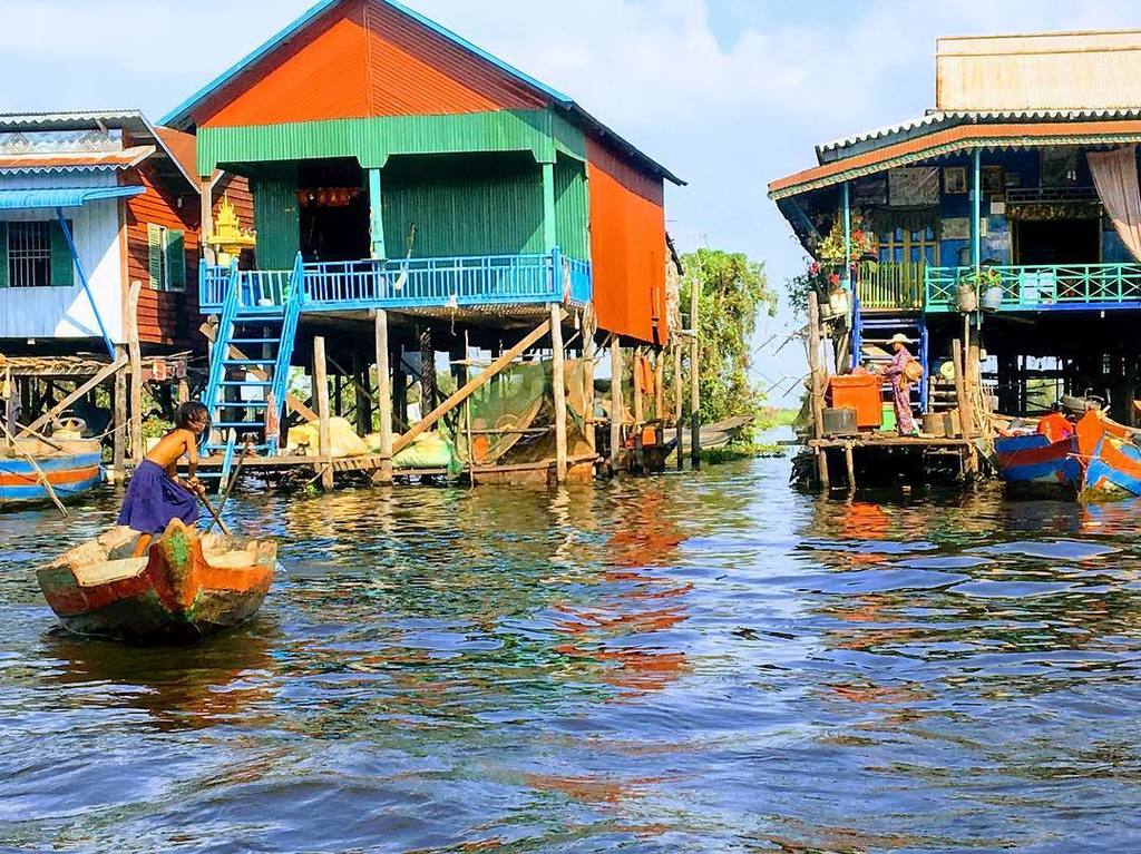 LoreTovar8's tweet photo. Cambodia and its beautiful floating village! #cambodia #floatingvillage #Colors #kids #water https://t.co/9Li5PlpEtj https://t.co/2krmxZTbbv